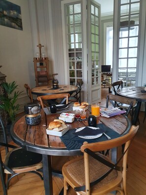 Desayuno continental gratuito y diario