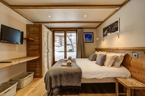 Master double bedroom with access to terrace - Ski Chalet Panache, great views, Chamonix All Year (Chamonix)