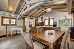 Dining table seats 8 - Ski Chalet Panache, great views, Chamonix All Year (Chamonix)