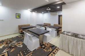 Restaurant - Treebo Shembekars Inn (Nagpur)