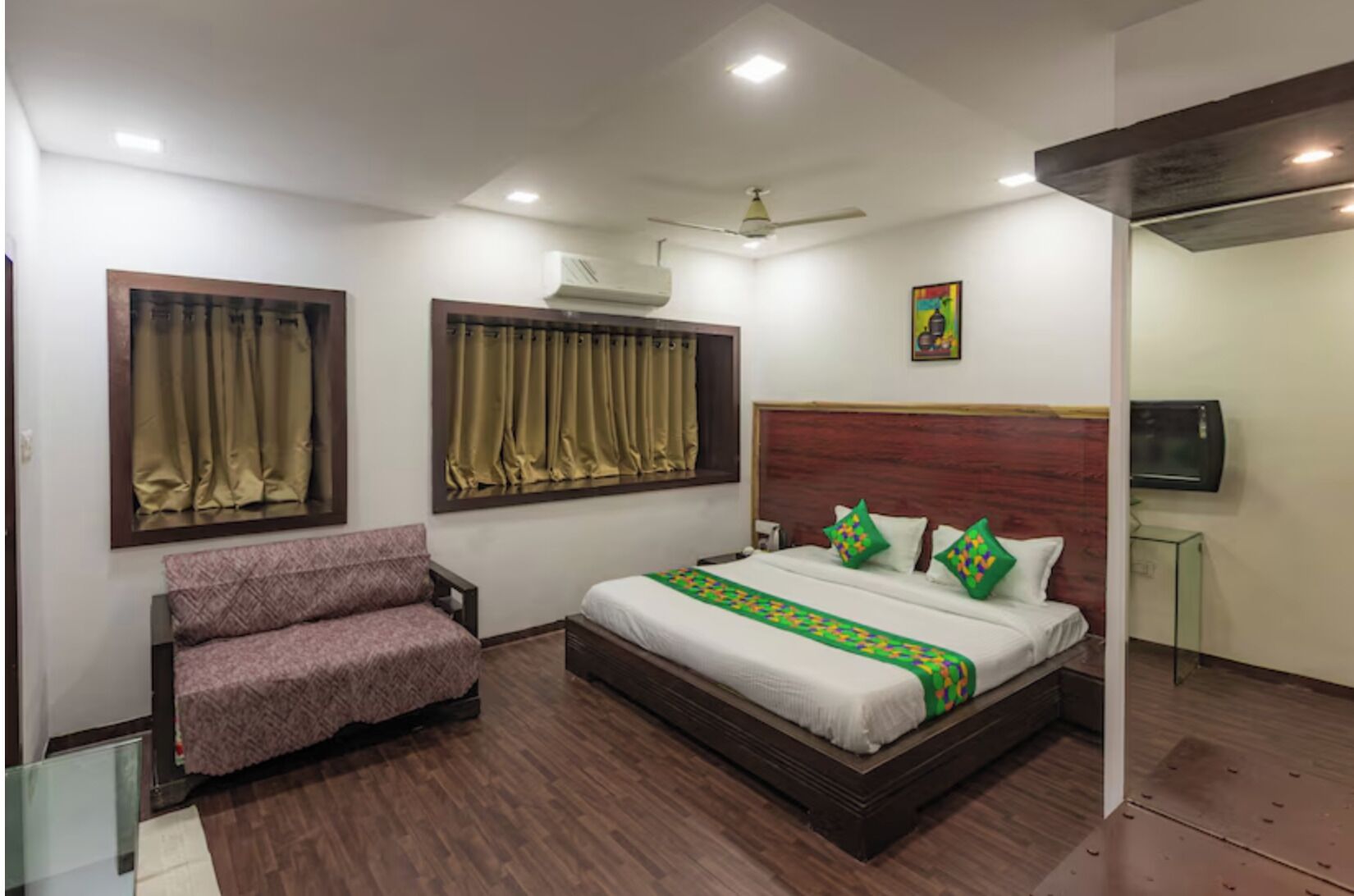 Deluxe Room | Individually furnished, desk, blackout drapes, iron/ironing board