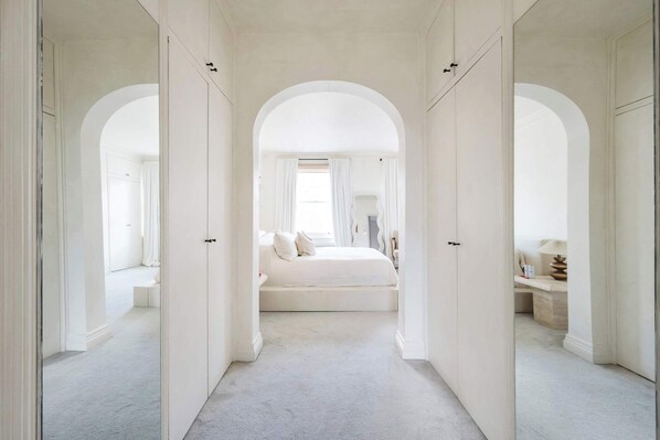 4 bedrooms, desk, iron/ironing board, WiFi