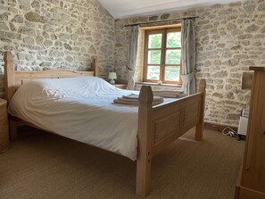 4 chambres, fer et planche à repasser, lit de bébé portatif