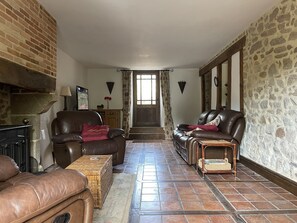 Smart TV, chimenea, tenis de mesa y libros 