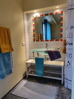 Een douche, een haardroger, handdoeken