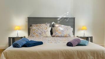 4 slaapkamers, een bureau, een strijkplank/strijkijzer, reisbedje