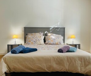 4 slaapkamers, een bureau, een strijkplank/strijkijzer, reisbedje