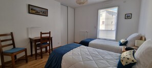 2 habitaciones, escritorio, tabla de planchar con plancha y wifi gratis 