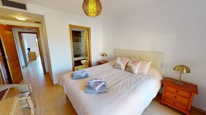 2 makuuhuonetta, silitysrauta/-lauta, ilmainen Wi-Fi, vuodevaatteet