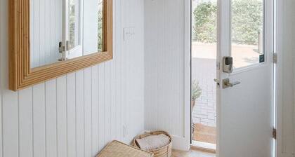 The Sunsetter - Surf studio with private roof top porch