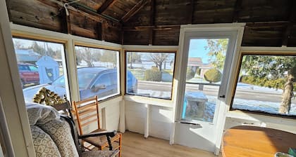 Newly Renovated 2 Bedroom Cabin - Sandy Beach/Firepit/Boating & More