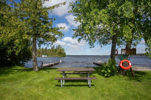 Newly Renovated 2 Bedroom Cabin - Sandy Beach/Firepit/Boating & More