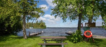 Newly Renovated 2 Bedroom Cabin - Sandy Beach/Firepit/Boating & More