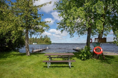 Newly Renovated 2 Bedroom Cabin - Sandy Beach/Firepit/Boating & More