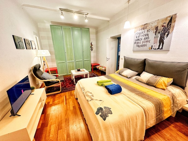 1 Schlafzimmer, Schreibtisch, schallisolierte Zimmer