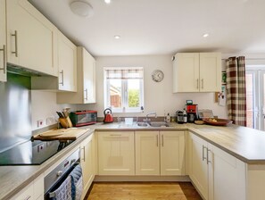 ثلاجة، ميكروويف، فرن، موقد طهي مسطح