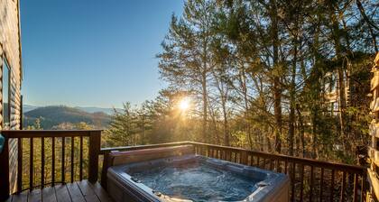 STUNNING SMOKY MOUNTAIN VIEWS! Hot Tub! Games! Close to Dollywood and Parkway!