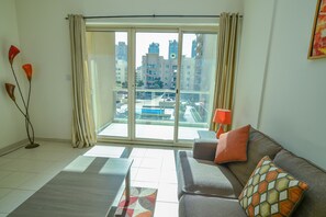 شقة | منطقة المعيشة | تلفزيون إل إي دي بحجم 40-بوصة يعرض قنوات تلفزيونية باشتراك مدفوع