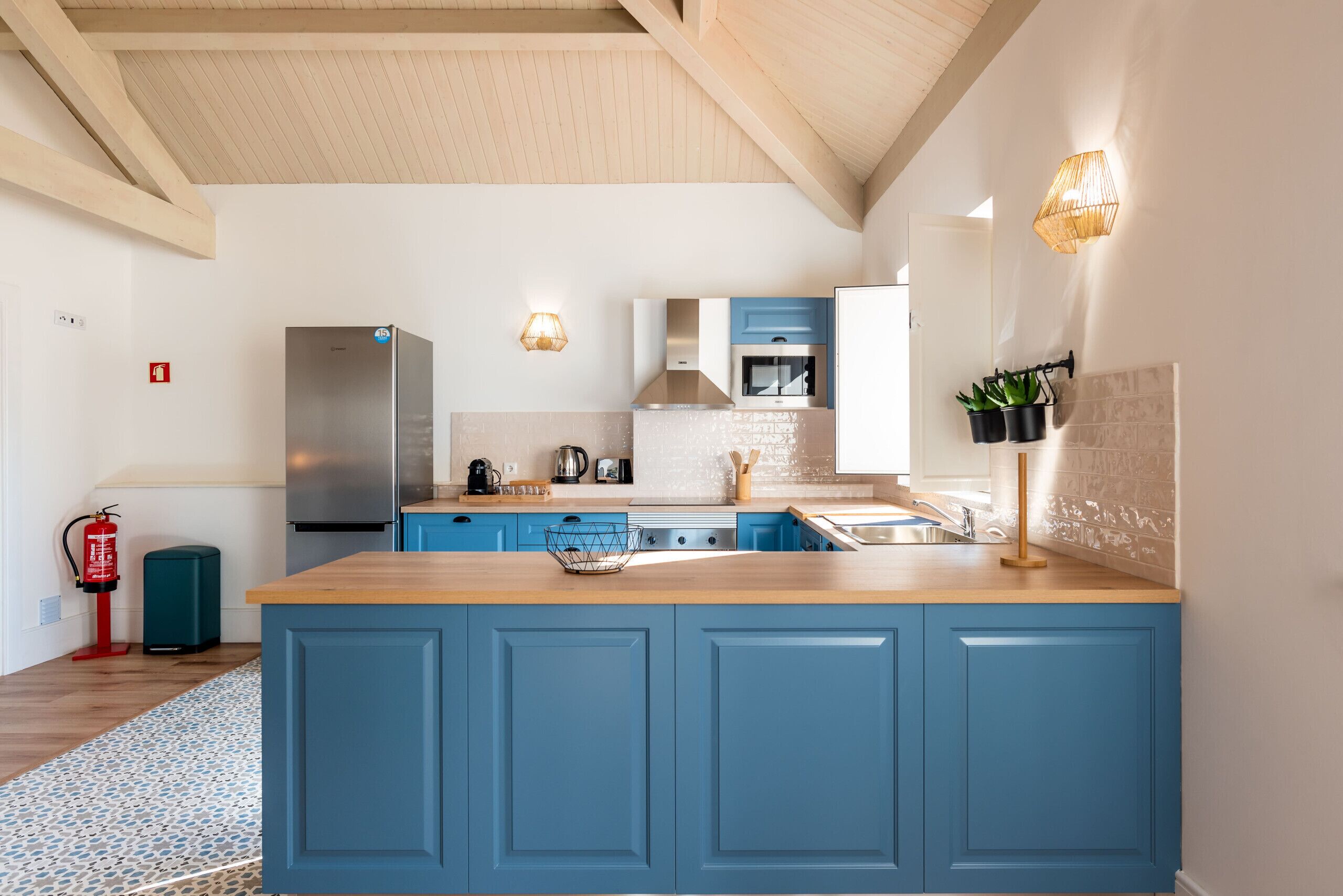 Geladeira, micro-ondas, fogão, lava-louças