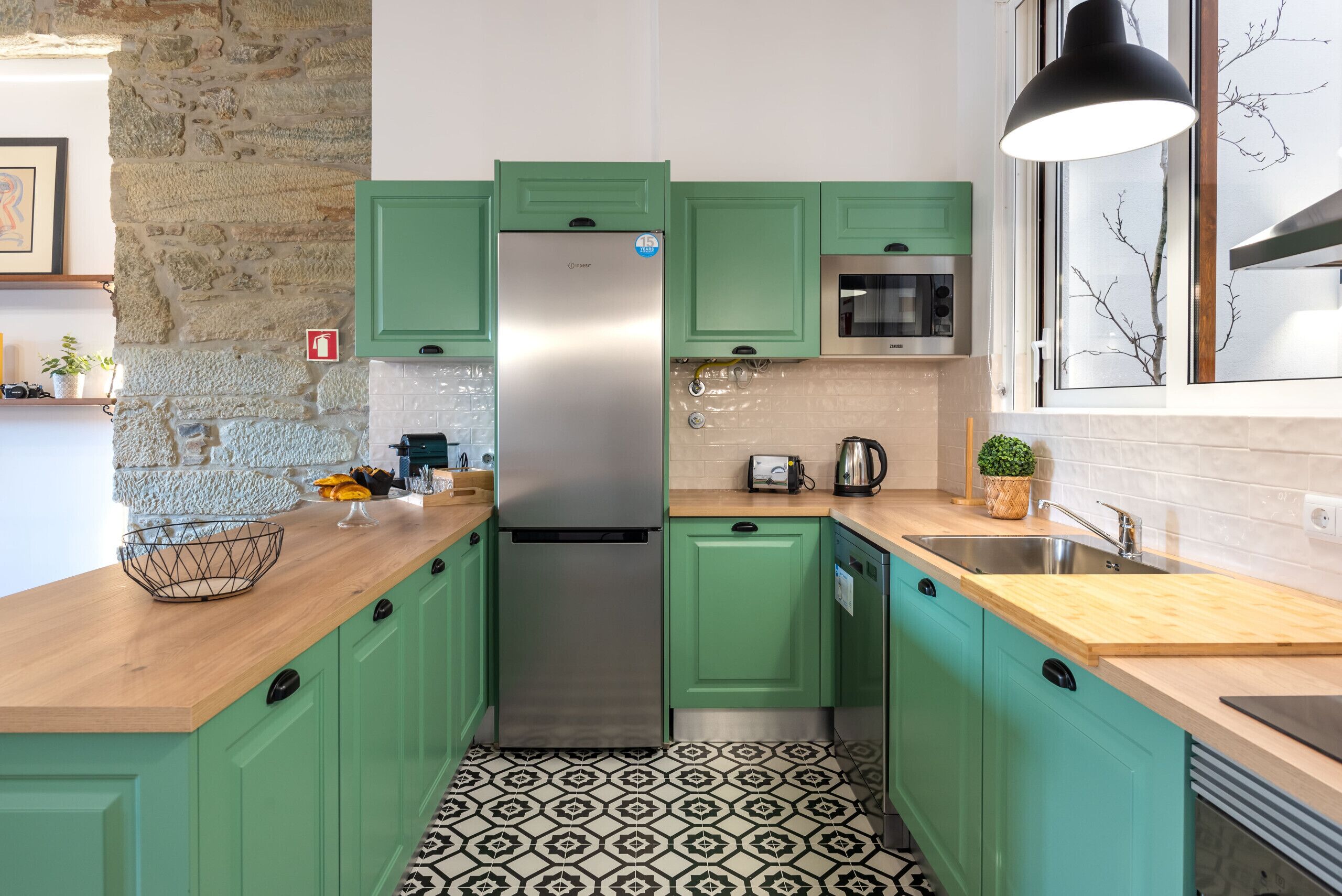 Geladeira, micro-ondas, fogão, lava-louças