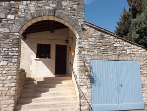 Exterior detail - Provencal house 5 minutes from downtown Saint-Rémy de Provence (Saint-Rémy-de-Provence)