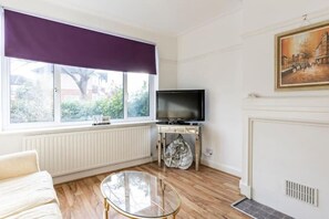 Flat-screen TV - Cozy home from home (Hounslow)