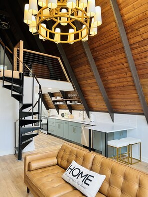 Smart TV - Amazing A-Frame cabin, luxury amenities. Weekly-monthly rental starts Sept 1. (Pittsboro)