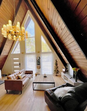 Smart TV - Amazing A-Frame cabin, luxury amenities. Weekly-monthly rental starts Sept 1. (Pittsboro)