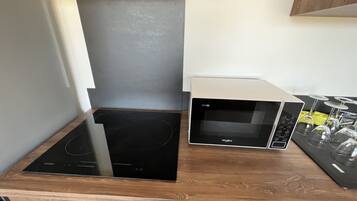 Jääkaappi, mikroaaltouuni, uuni, liesi