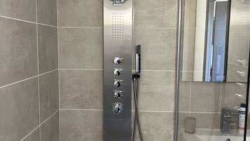 Douche, serviettes fournies, papier toilette