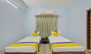 Economy-Zimmer | Schreibtisch, Bügeleisen/Bügelbrett
