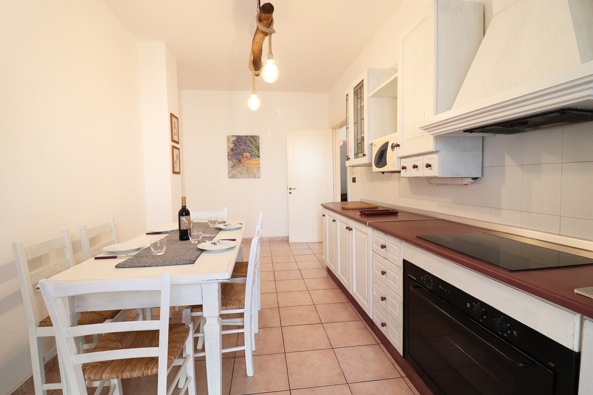 Frigorifero, forno, piano cottura, seggiolone