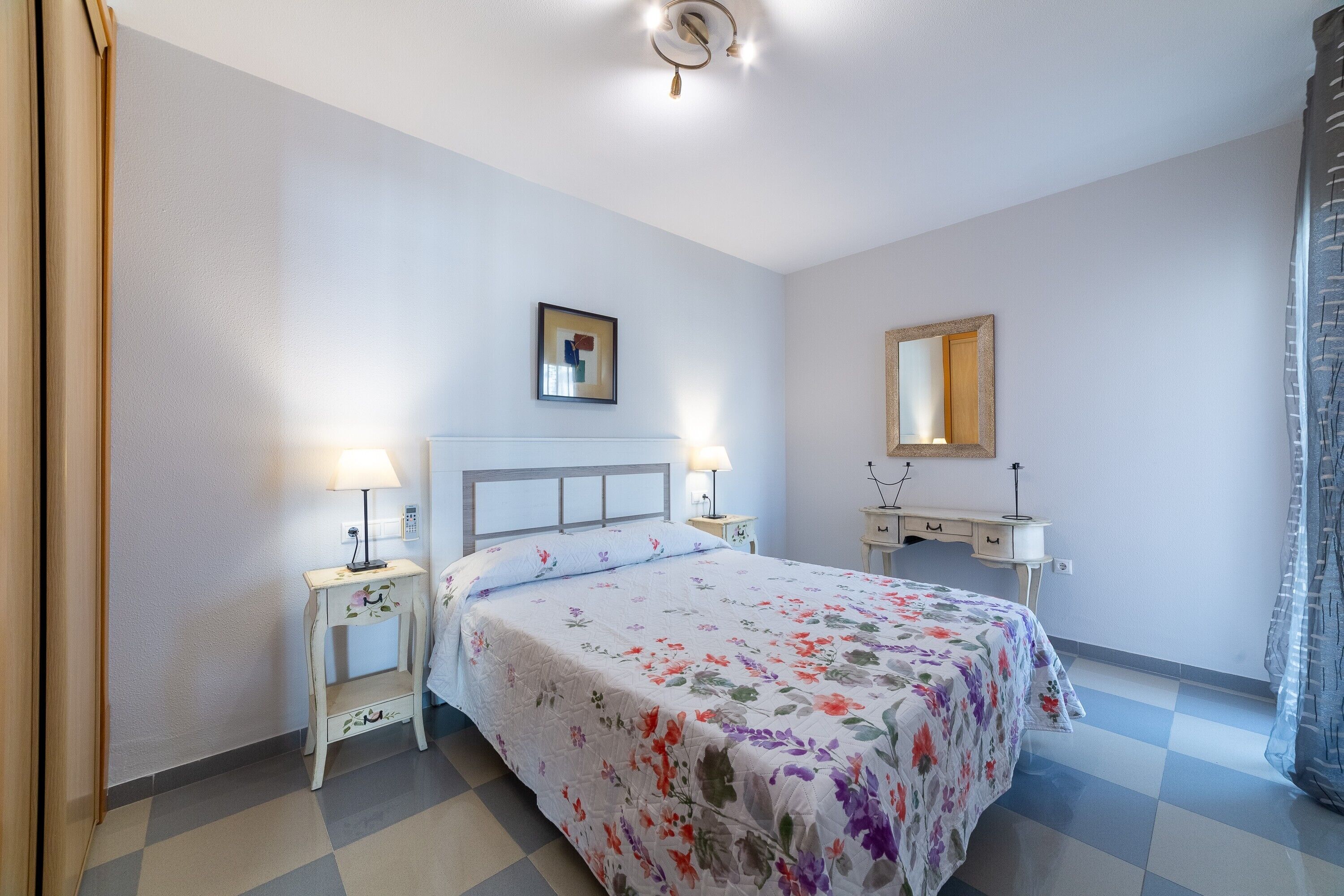 2 slaapkamers, een strijkplank/strijkijzer, gratis wifi, beddengoed