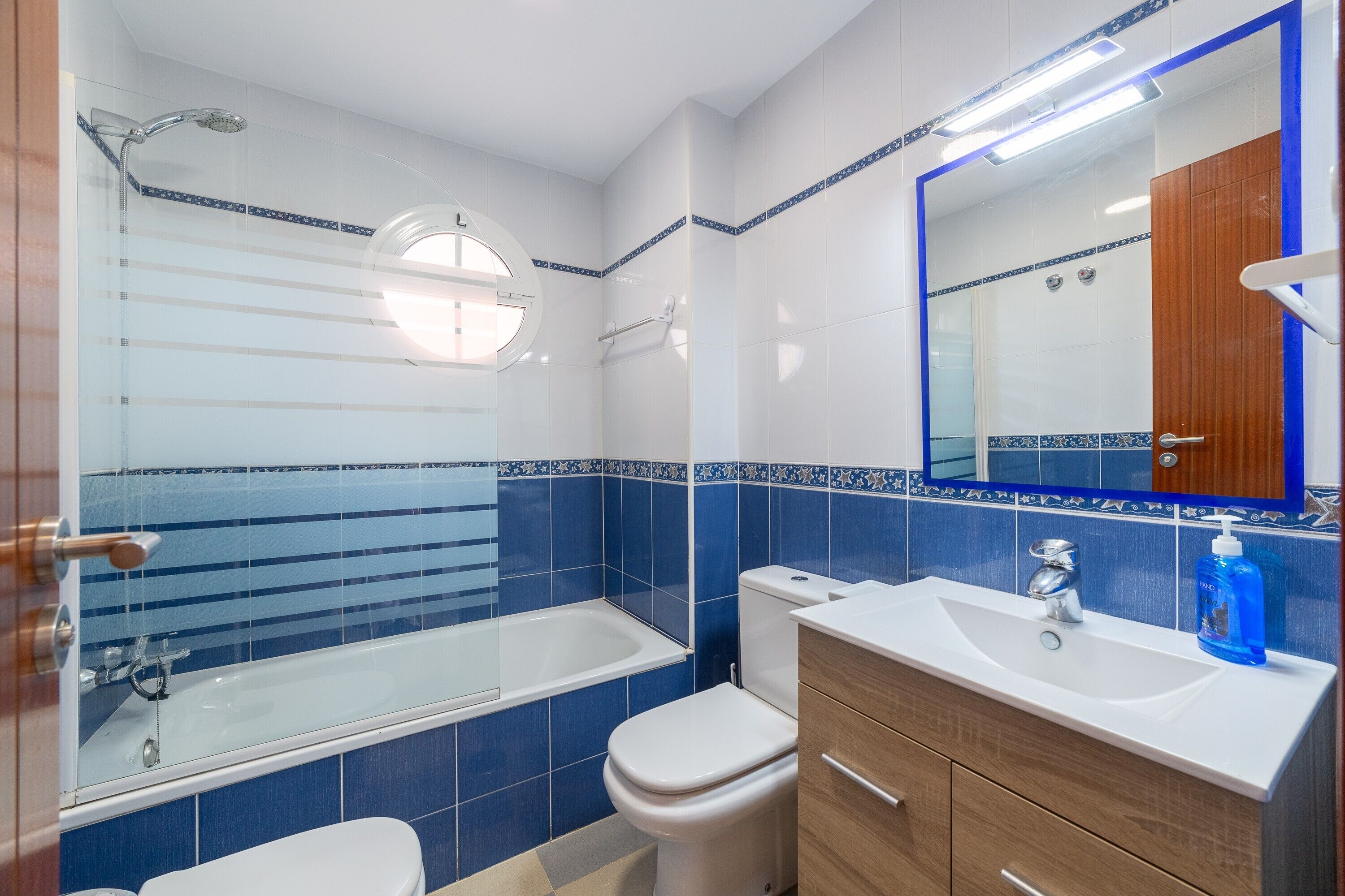 Bathtub, towels
