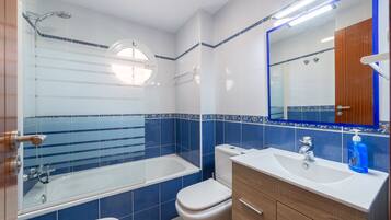 Bathtub, towels
