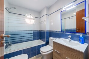 Bathtub, towels
