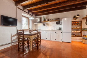 Fridge, microwave, stovetop, dishwasher - Holiday Home 'Romegosa Benestar' with Mountain Views, Wi-Fi and Air Conditioning (Sant Marçal)