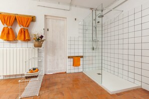Dusche, Haartrockner, Handtücher