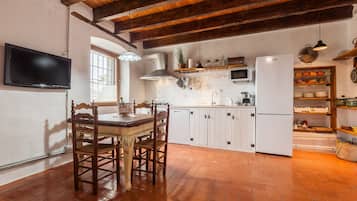 KjĂžleskap, mikrobĂžlgeovn, kokeplater og oppvaskmaskin