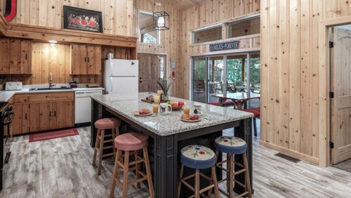 Singing Pines - Huge Cabin Perched High Atop the Rio Ruidoso