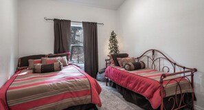 5 bedrooms, iron/ironing board, WiFi, bed sheets - Singing Pines - Huge Cabin Perched High Atop the Rio Ruidoso (Ruidoso)