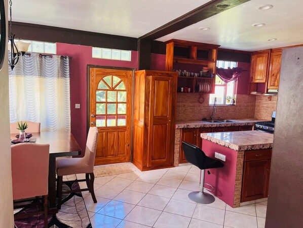 Luxury House | In-room dining