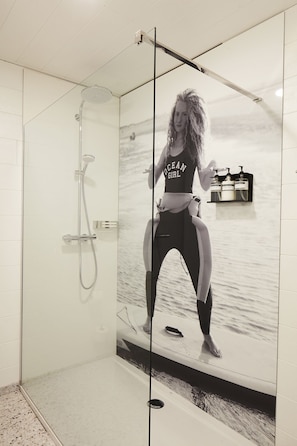 Een douche, een haardroger, handdoeken, zeep