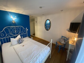 Ropa de cama hipoalergénica, escritorio, cuna de viaje y wifi gratis