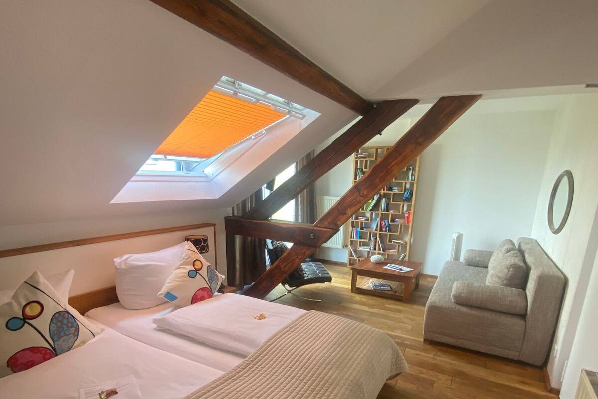 Ropa de cama hipoalergénica, escritorio, cuna de viaje y wifi gratis