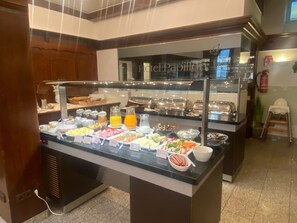 Desayuno continental diario (EUR 15.90 por persona)