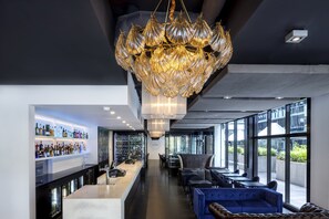 Serveert ontbijt, lunch en brunch