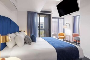 Cofres nos quartos, espaço de trabalho para notebook, cortinas blackout