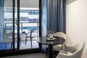 Serveert ontbijt, lunch en brunch