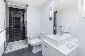 Shower, free toiletries, hair dryer, towels - Mercure Melbourne St Kilda Road (Melbourne)